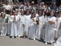 Niñas con flores en la procesión del Corpus