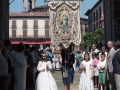 Estandarte y niñas vestidas de comunión en la procesión del Corpus
