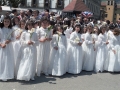 Niñas vestidas de comunión en la procesión del Corpus