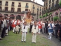 Procesión del Corpus en la plaza de los Fueros : niños vestidos de comunión y detrás, dantzaris bailando alrededor del paso de San Miguel de Aozaraza
