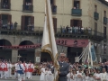 Procesión del Corpus : hombre con un estandarte en la plaza de los Fueros