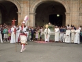 Procesión del Corpus : arcángel San Miguel y detrás, un clérigo con la custodia