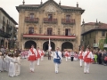 Dantzaris en la procesión del Corpus, en la plaza de los Fueros