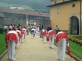 Procesión del Corpus : dantzaris se inclinan ante San Miguel arcángel