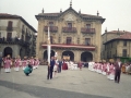 Procesión del Corpus : arcángel San Miguel y apóstoles en la plaza de los Fueros