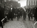 PROCESION RELIGIOSA A SU PASO POR EL BOULEVARD. EL ALCALDE DE SAN SEBASTIAN EUSTAQUIO INCIARTE FORMA PARTE EN LA COMITIVA. (Foto 2/2)