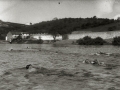 PRUEBA DE NATACION EN EL RIO URUMEA A LA ALTURA DEL BARRIO DE LOIOLA, DONDE SE VEN LOS CUARTELES MILITARES EN CONSTRUCCION. (Foto 5/5)