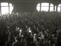 PUBLICO SIGUIENDO LA ACTUACION DE UNOS BERTSOLARIS. (Foto 3/5)