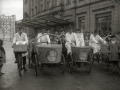 REPARTIDORES DE CHOCOLATE "ELGORRIAGA" CON SUS BICICLETAS DE REPARTO JUNTO AL TEATRO VICTORIA EUGENIA. (Foto 1/2)