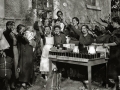 REPARTO DE COMIDA POR MUJERES DE LA SECCION FEMENINA. (Foto 2/14)
