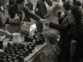 REPARTO DE COMIDA POR MUJERES DE LA SECCION FEMENINA. (Foto 4/14)