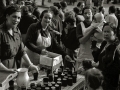 REPARTO DE COMIDA POR MUJERES DE LA SECCION FEMENINA. (Foto 5/14)
