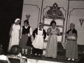 Mujeres actuando en una representación de teatro
