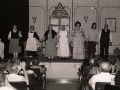 Actores durante la función de una obra teatral