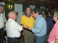 Inaxio Oliveri conversando en una reunión de Eusko Alkartasuna. Detrás, Carlos Garaikoetxea