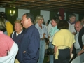 Grupos de personas conversando en una reunión de Eusko Alkartasuna