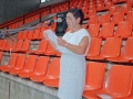 Una mujer se dirige a los asistentes durante los actos de homenaje a Juan Mujika, Fermin Altube y Jon Zubieta
