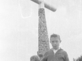 Dos niños frente a la cruz de Gorostiaga