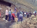 Tareas de limpieza por la rotura de un canal de agua en el camino de Arantzazu
