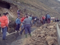 Tareas de limpieza por la rotura de un canal de agua en el camino de Arantzazu