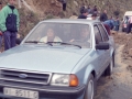 Automóvil en la carretera de Arantzazu, atravesando el punto donde se ha producido la rotura de un canal de agua