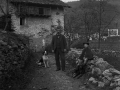 Severiano Irazusta Ibarrako Arane baserri aurrean