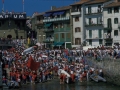 Estropada eguneko giroa Donostiako Alde Zaharrean.