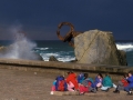 Niñas jugando en el Peine de los Vientos (Donostia-San Sebastián)