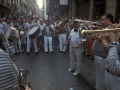 Charanga y gentío en la calle Treinta y uno de Agosto (Donostia-San Sebastián)