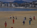 Niños jugando a futbol en la playa de Ondarreta (Donostia-San Sebastián)