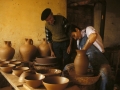 Blanca Gomez de Segura, eltzegile eta zeramikaria Jose Ortiz de Zarate, bere maisuarekin, Elosuan