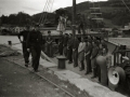 SOLDADOS DEL BANDO NACIONAL EN EL PUERTO DE PASAIA EN UNA EMBARCACION PESQUERA DOTADA DE AMETRALLADORA. (Foto 1/4)