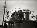 SOLDADOS DEL BANDO NACIONAL EN EL PUERTO DE PASAIA EN UNA EMBARCACION PESQUERA DOTADA DE AMETRALLADORA. (Foto 2/4)