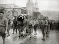SOLDADOS DEL BANDO NACIONAL LLEVANDO A HOMBROS UN FERETRO POR LA AVENIDA DE LA ZURRIOLA. (Foto 1/1)