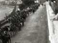 SOLDADOS TRANSPORTANDO EN CARROS TIRADOS POR MULOS, BARCAS Y MATERIAL MILITAR AL PALACIO DE MIRAMAR. (Foto 1/2)