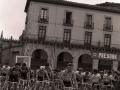 Pelotón ciclista pasando por la plaza de los Fueros