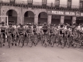 Pelotón ciclista en la plaza de los Fueros