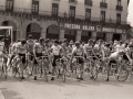 Pelotón ciclista en la plaza de los Fueros