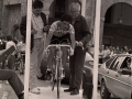 Momento de la salida de un ciclista, en la plaza de los Fueros