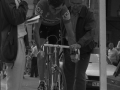 Corredor ciclista en posición de salida