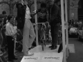 Corredor ciclista en posición de salida