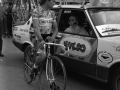 Ciclista del equipo Hueso conversando con un miembro de su equipo