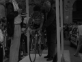 Corredor ciclista en posición de salida