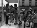 Momento de la salida de un ciclista del equipo Super Confex, en la plaza de los Fueros