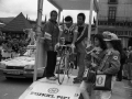 Momento de la salida de un ciclista del equipo B.H., en la plaza de los Fueros