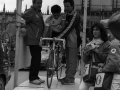 Momento de la salida de un ciclista del equipo ONCE, en la plaza de los Fueros
