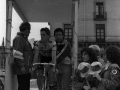 Momento de la salida de un ciclista del equipo KAS, en la plaza de los Fueros