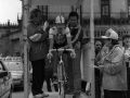 Momento de la salida de un ciclista del equipo Larios, en la plaza de los Fueros