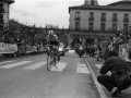 Ciclista del equipo Larios en la plaza de los Fueros