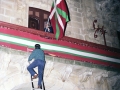 Colocación de la ikurriña en el balcón del Ayuntamiento